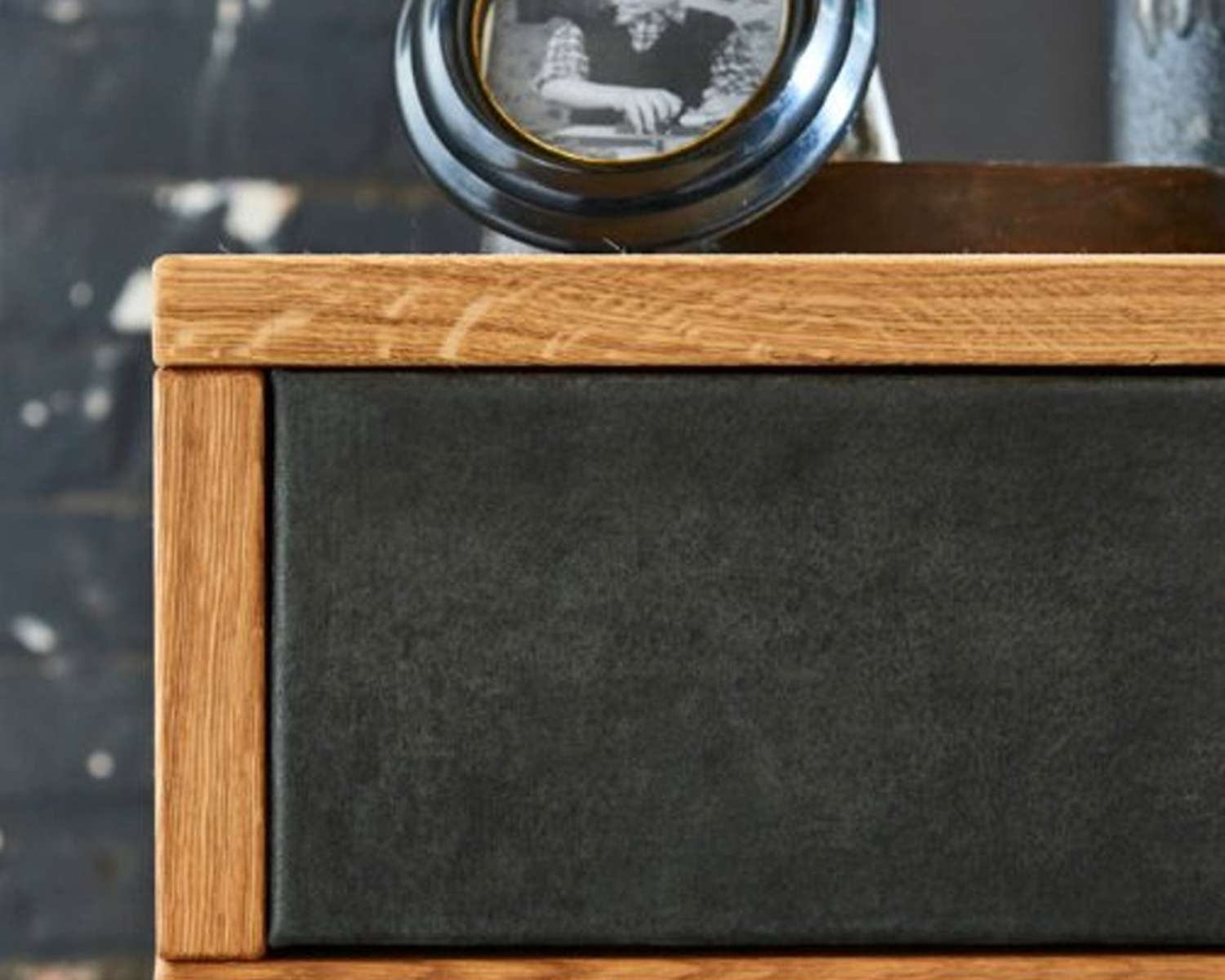 Detail massief houten nachtkastje met leren front