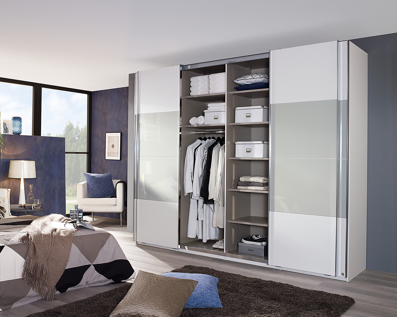 Witte kledingkast met zijde grijs glasdeuren Witte kledingkast met zijde grijs glasdeuren