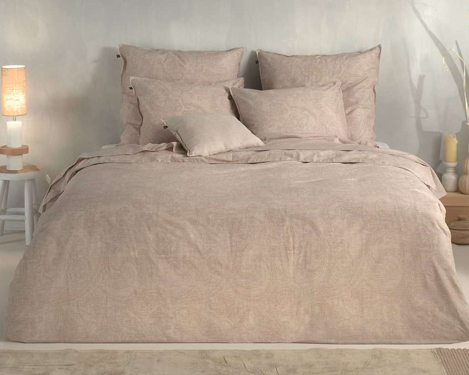 Dekbedovertrek Paisley patroon op bed voeteneinde Dekbedovertrek Paisley patroon op bed voeteneinde