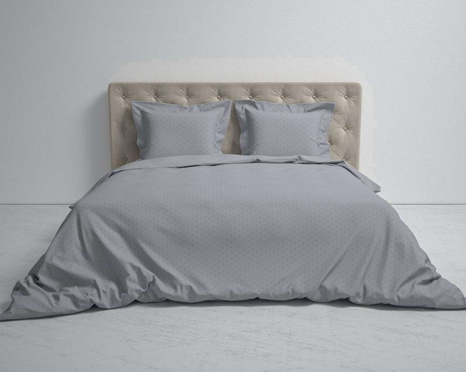 Dekbedovertrek Uni Stippen Zilver Grijs op bed helemaal Dekbedovertrek Uni Stippen Zilver Grijs op bed helemaal