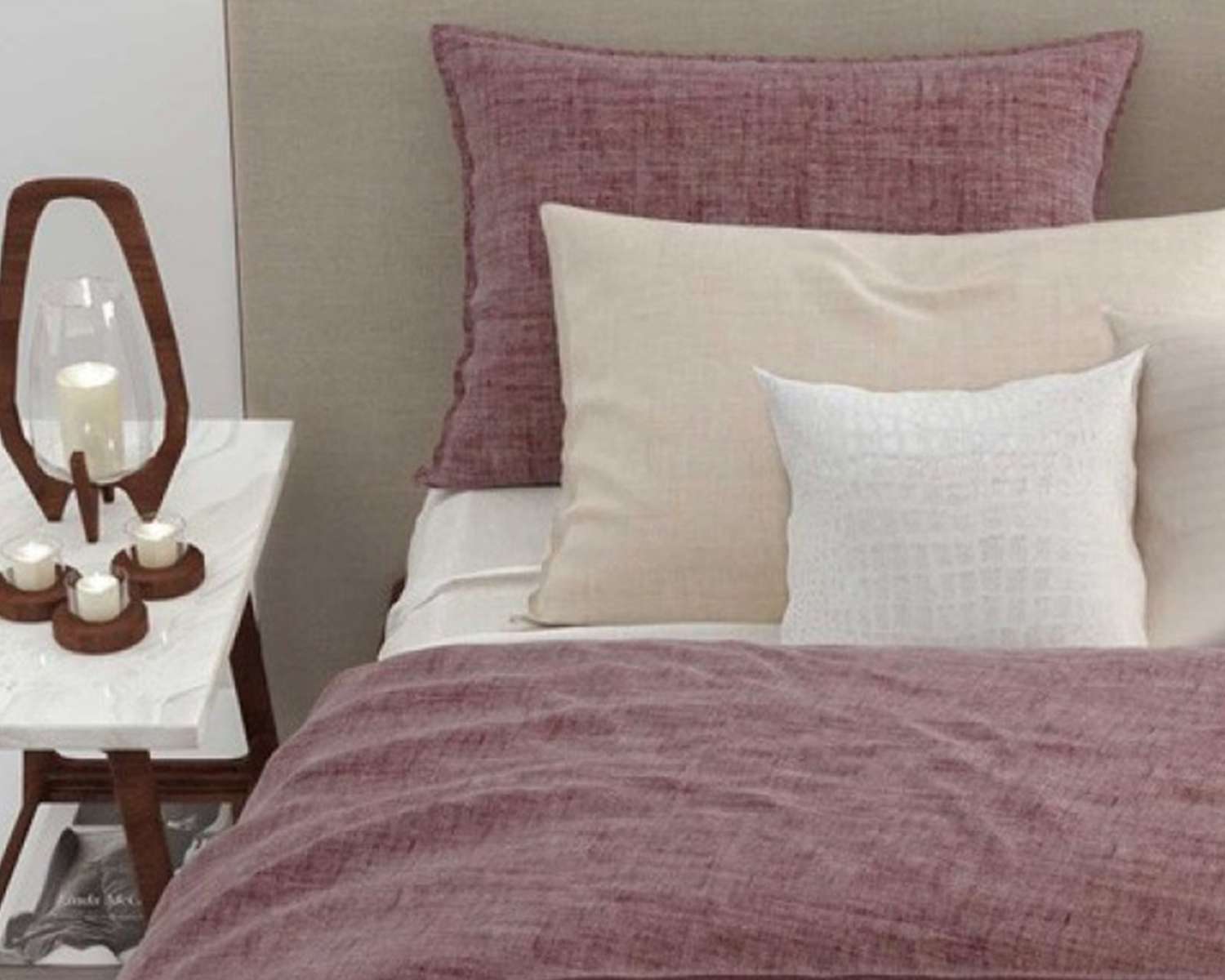 Dekbedovertrek Effen Wijn Rood gemêleerd - op bed met sfeer Dekbedovertrek Effen Wijn Rood gemêleerd - op bed met sfeer