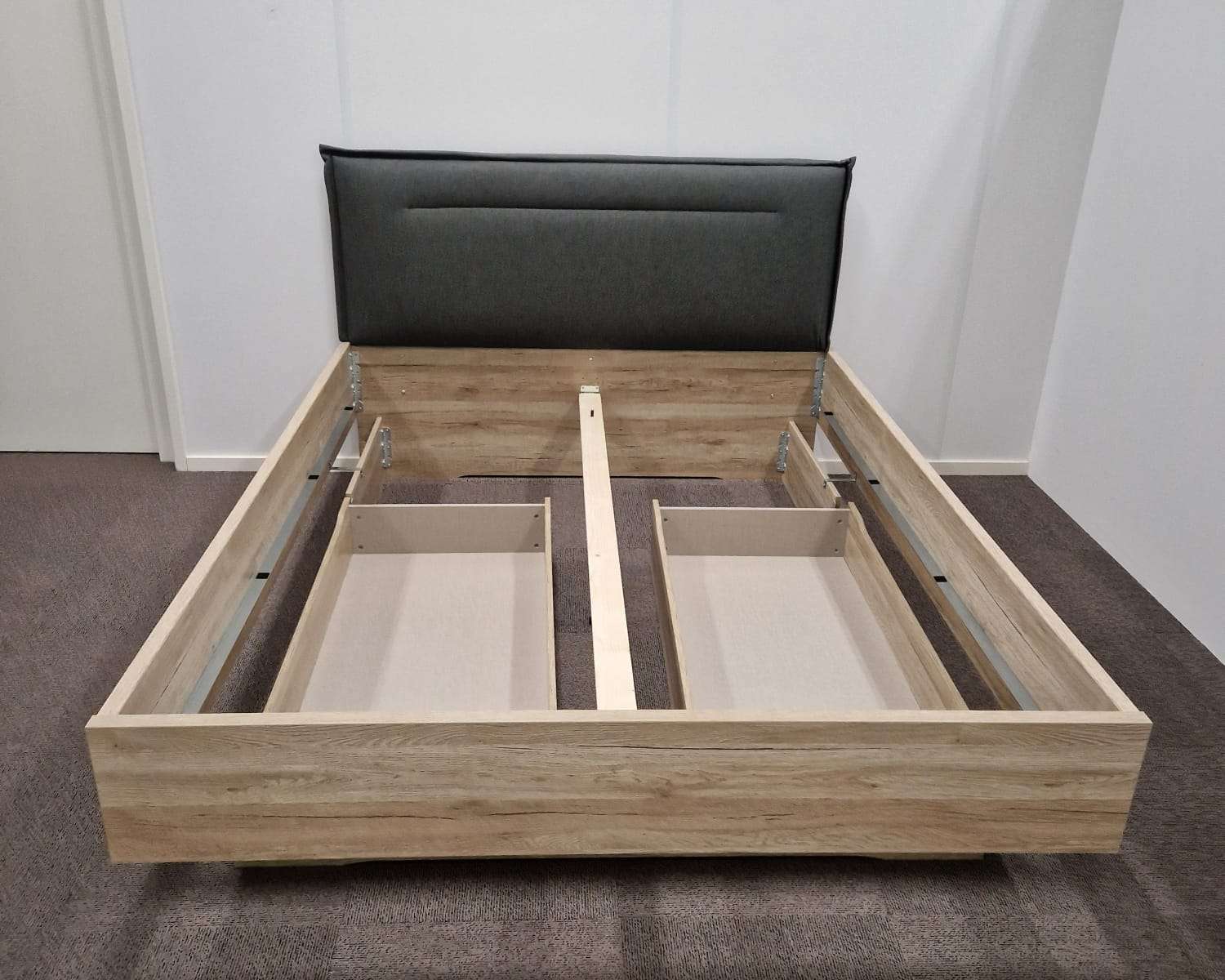 Bed in de opruiming met laden Bed in de opruiming met laden