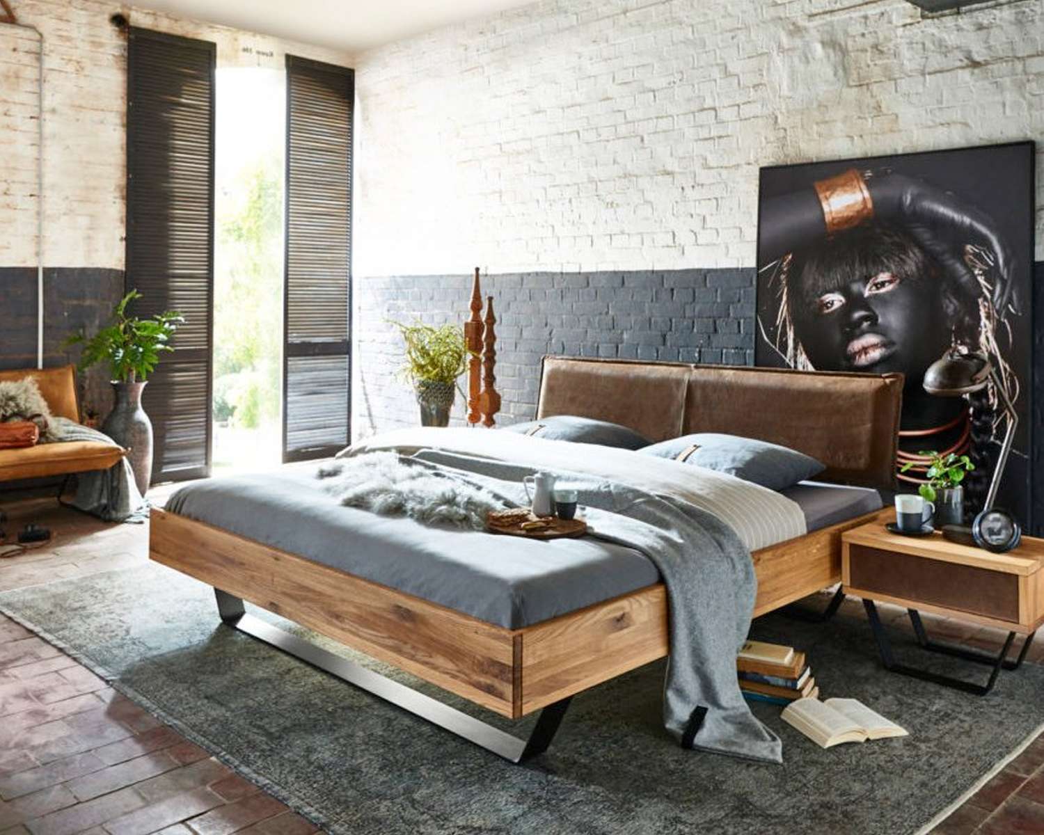 Houten tweepersoons bed Borris eiken geolied met bruin leren hoofdbord Houten tweepersoons bed Borris eiken geolied met bruin leren hoofdbord