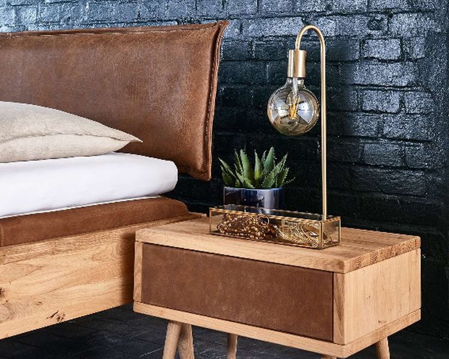 Houten nachtkastje met leren lade Houten nachtkastje met leren lade