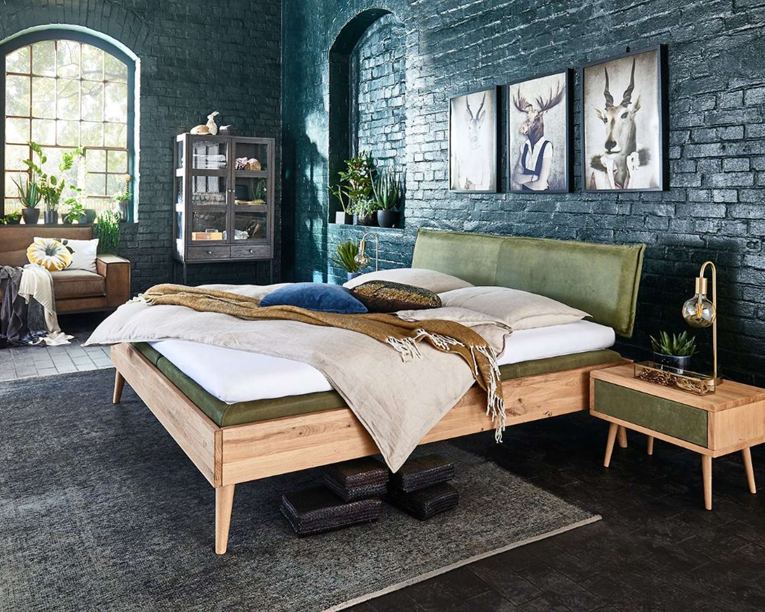 Tweepersoons houten bed Raved, wild eiken blank, groen leren hoofdbord Tweepersoons houten bed Raved, wild eiken blank, groen leren hoofdbord