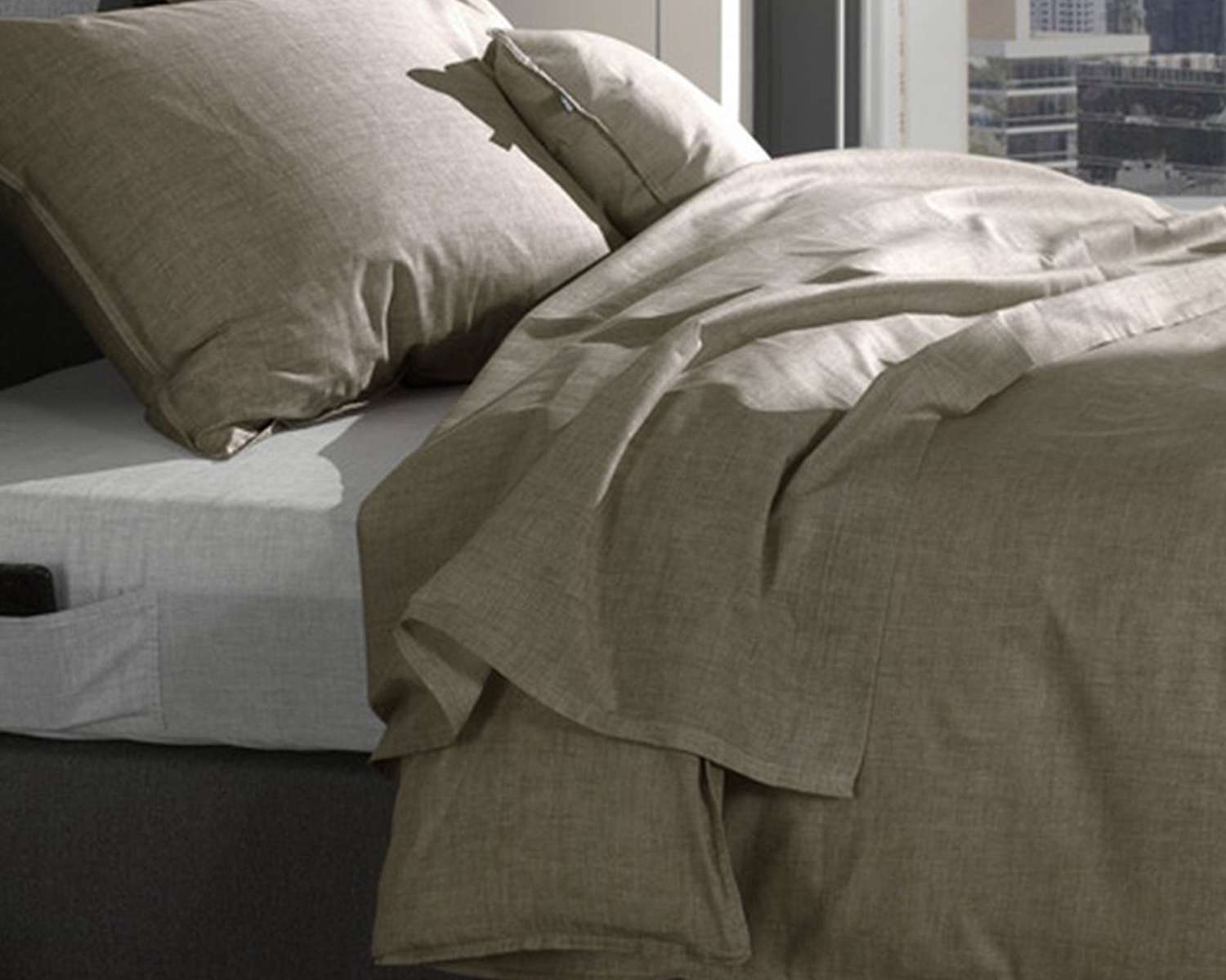 Dekbedovertrek Effen Taupe gemêleerd - op bed met sfeer Dekbedovertrek Effen Taupe gemêleerd - op bed met sfeer