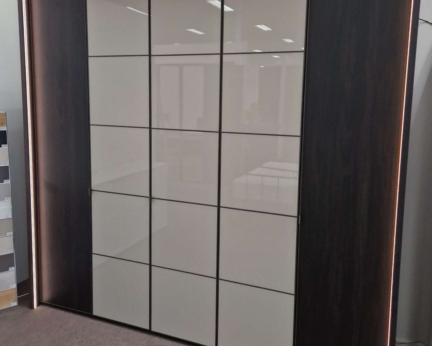 Elegance Square luxe kledingkast in de opruiming Elegance Square luxe kledingkast in de opruiming