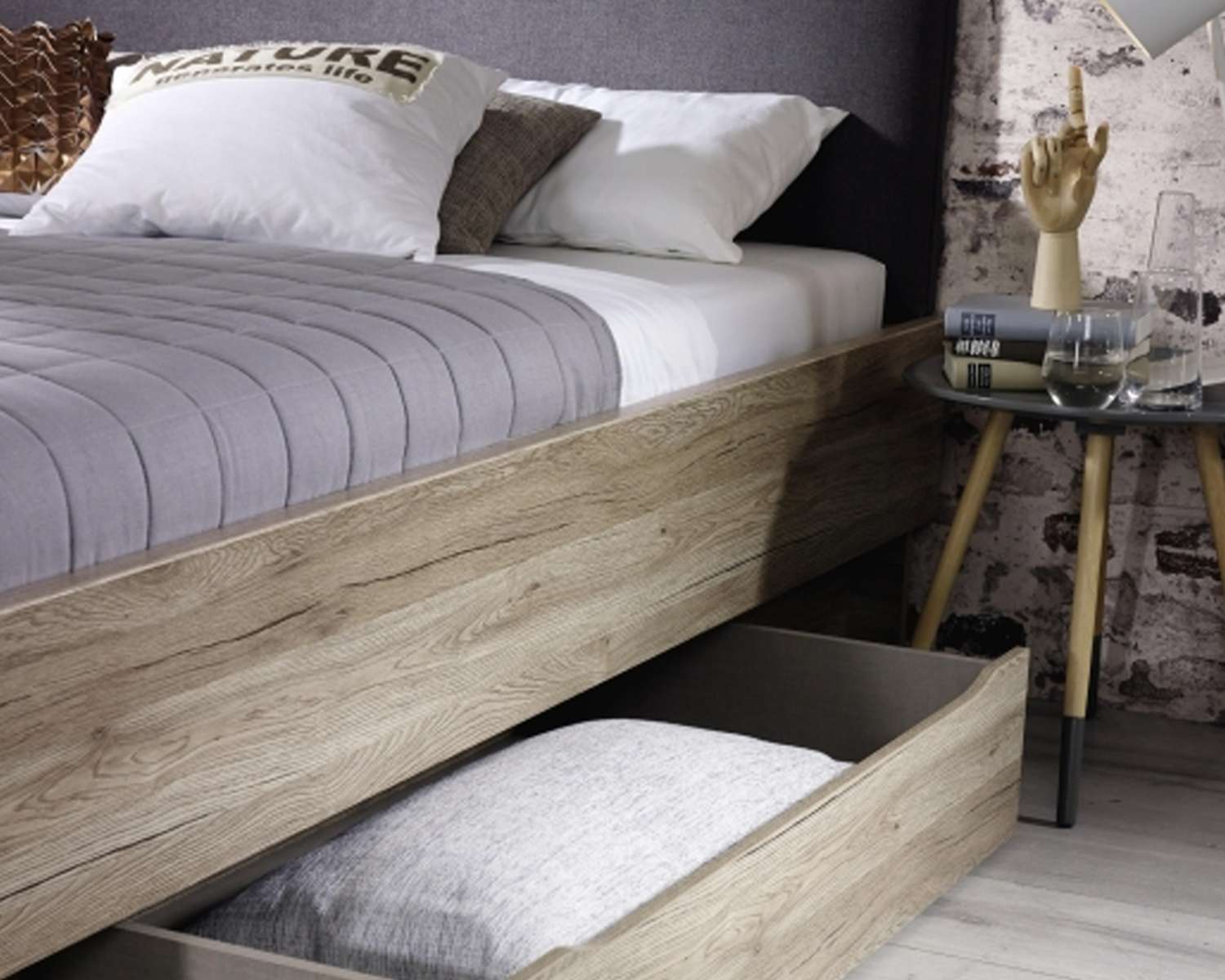 Royal Kansas, tweepersoonsbed met opbergladen, wild eiken met antraciet hoofdbord Royal Kansas, tweepersoonsbed met opbergladen, wild eiken met antraciet hoofdbord