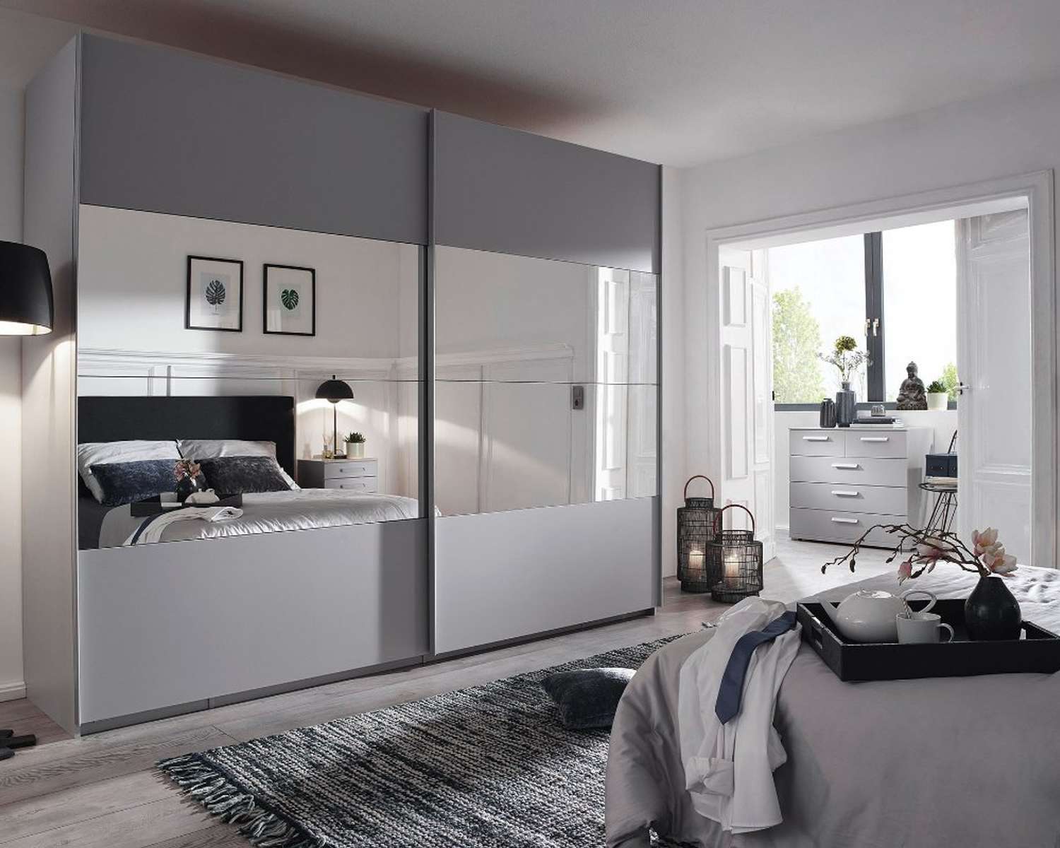 Zweefdeurkast met zijde grijze panelen en spiegelpanelen Zweefdeurkast met zijde grijze panelen en spiegelpanelen