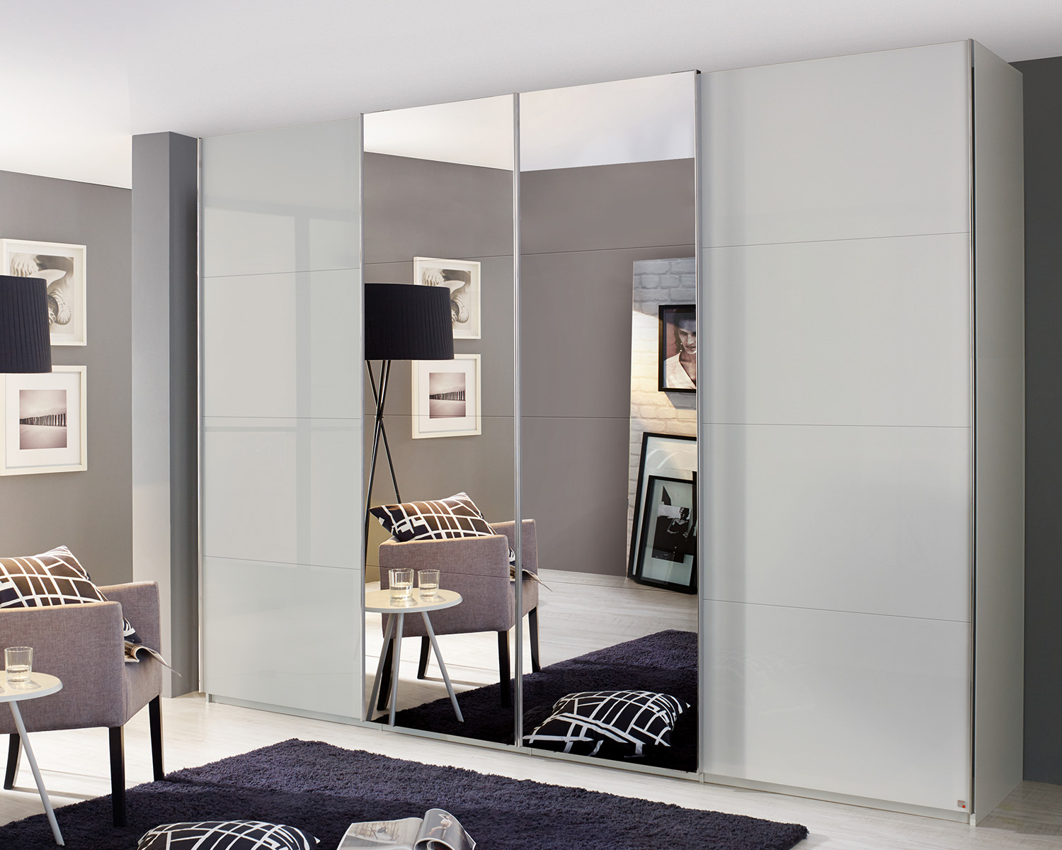 Grote kledingkast met synchroon deuren zijde grijs glas met spiegels Grote kledingkast met synchroon deuren zijde grijs glas met spiegels