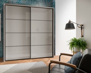 Luxe kledingkast met schuifdeuren en sierlijst