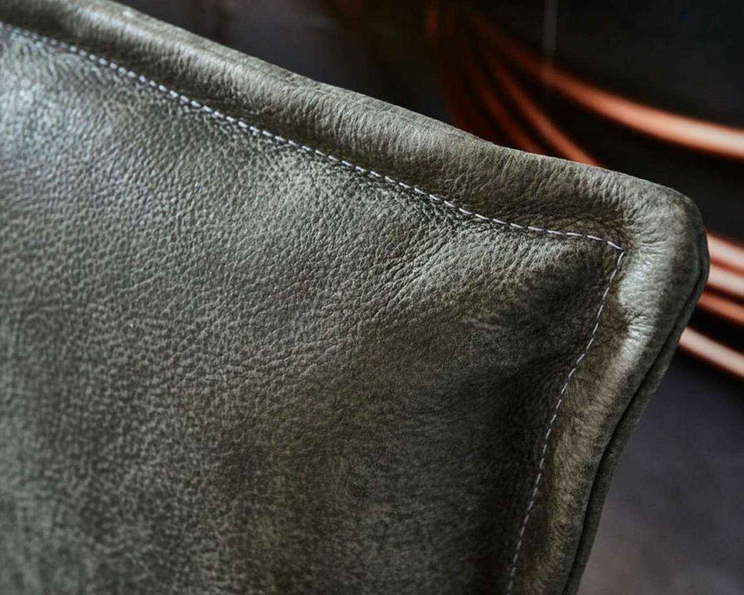 Detail zijkant antraciet leren hoofdkussen Detail zijkant antraciet leren hoofdkussen
