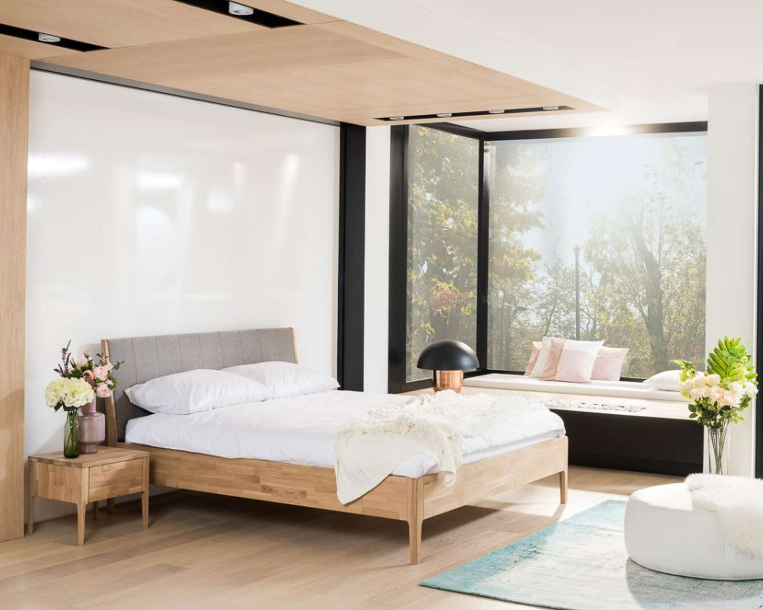 Mitra nachtkastje naast het massief houten bed Pearl Mitra nachtkastje naast het massief houten bed Pearl