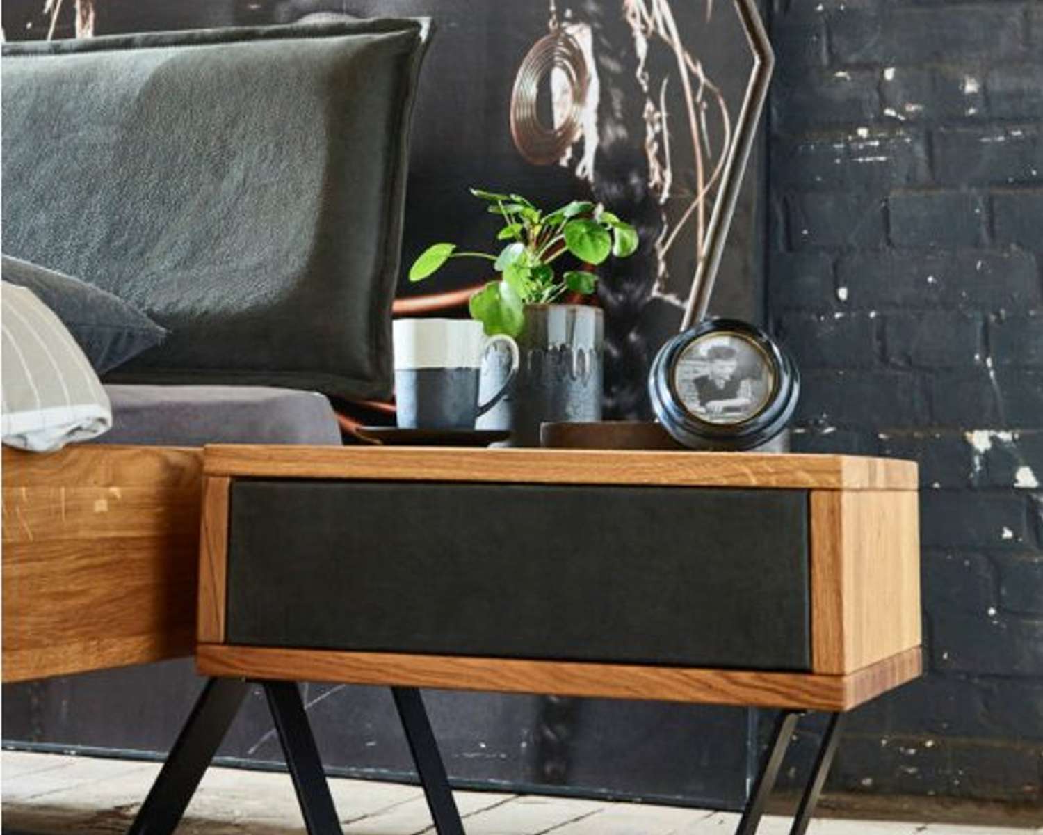 Nachtkastje met leren frontje