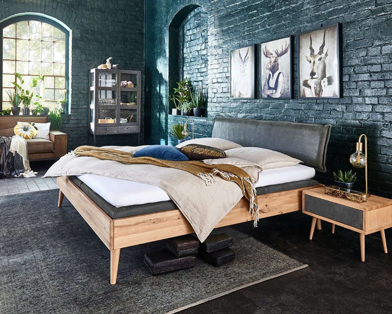 Tweepersoons houten bed Raved wild eiken blank met antraciet hoofdbord