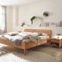 Metaalvrij houten bed met vierkante poten en recht hoofdbord
