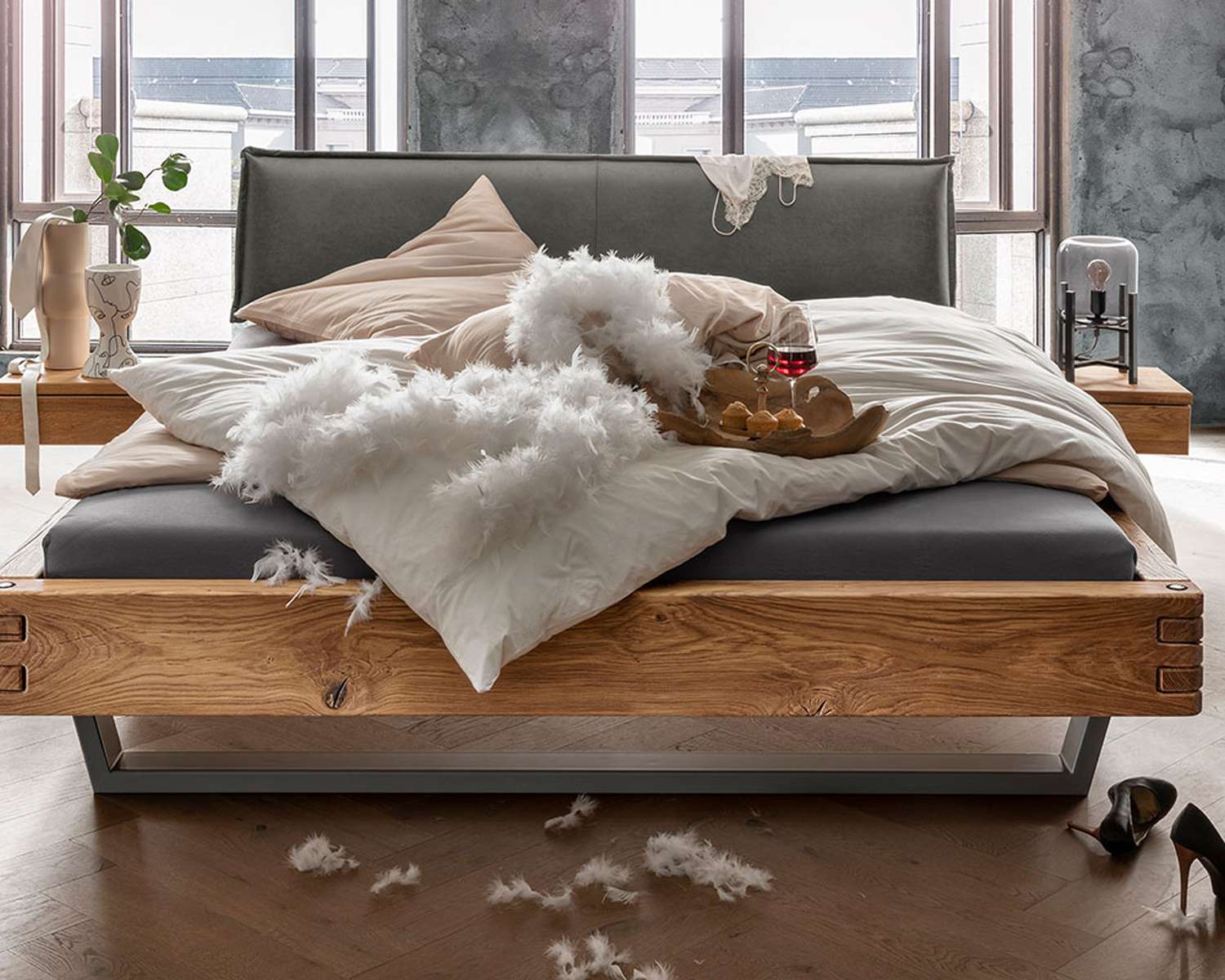 Robuust houten balkenbed Kingston hoofdbord lederlook antraciet