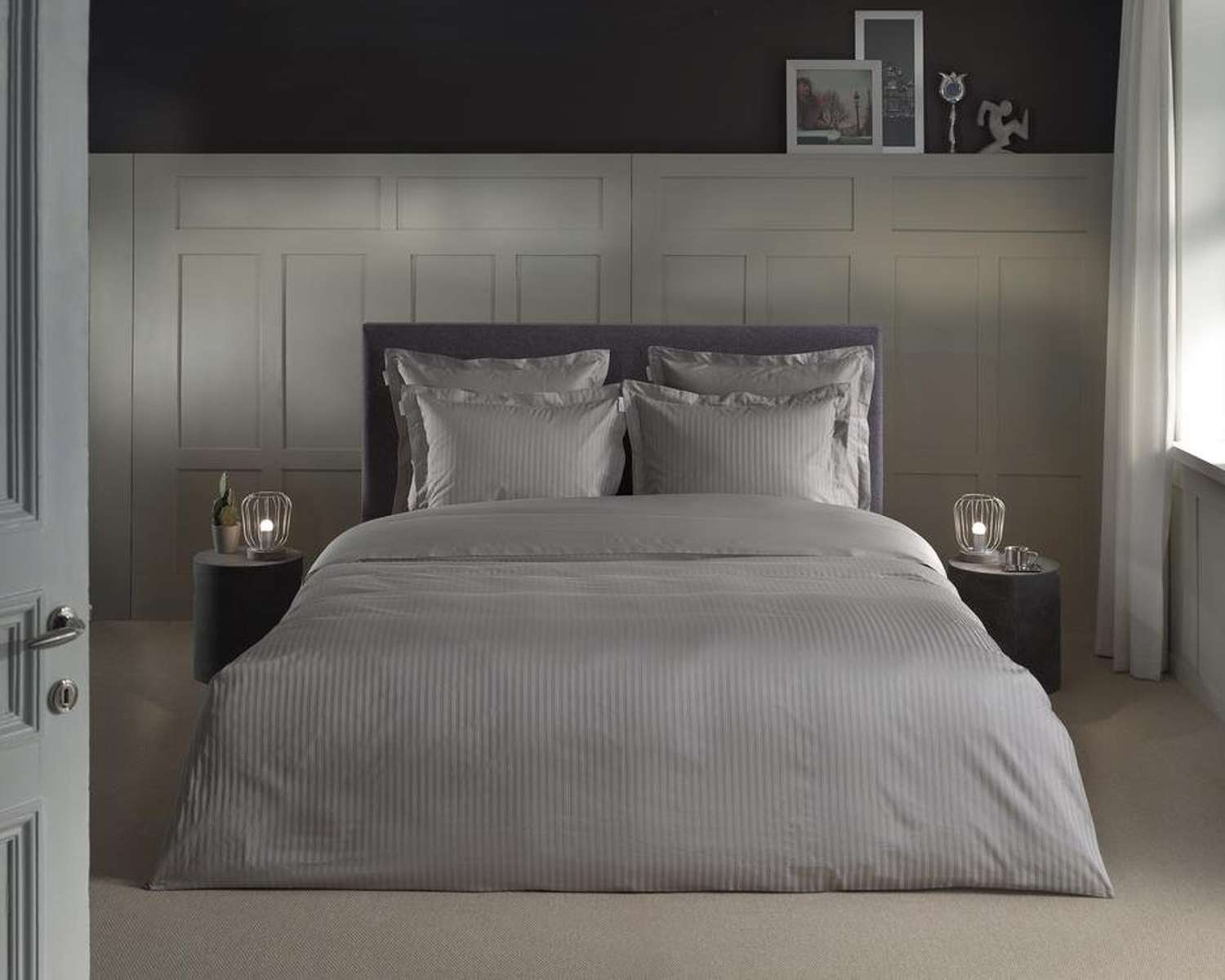 Uni Linea Zilvergrijs op bed helemaal