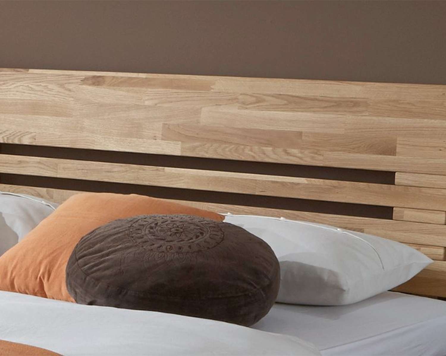 Detail hoofdbord wild eiken houten bed Gijs Detail hoofdbord wild eiken houten bed Gijs